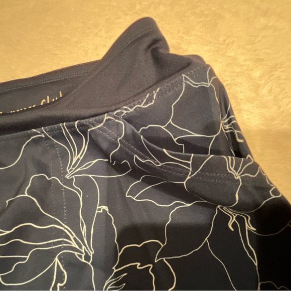 Women’s Cypress Club Navy Skort With White Flowers and Pockets Size Small - Picture 8 of 14